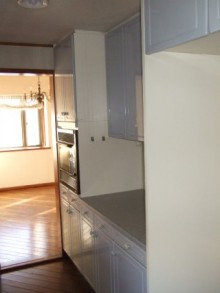 白を基調とした清潔感のあるキッチンと波模様のキッチンタイル 白を基調とした清潔感のあるキッチンと波模様のキッチンタイル